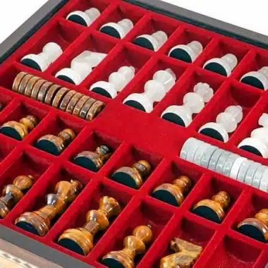 Vue rapprochée du coffret garni de feutrine rouge avec toutes les pièces en marbre