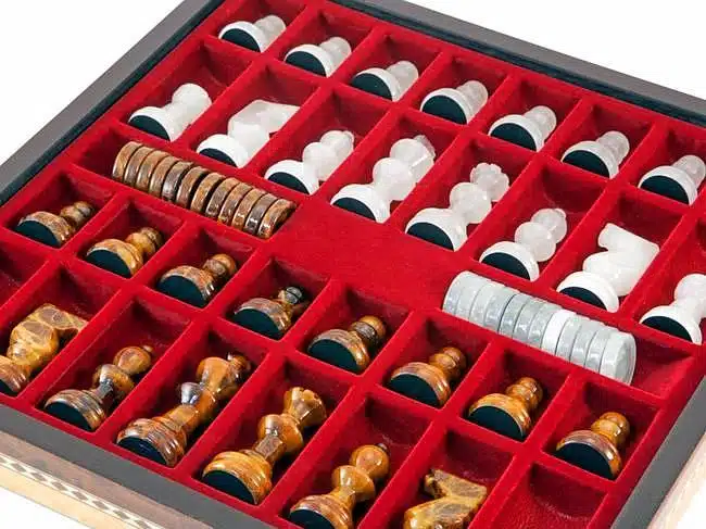 Vue rapprochée du coffret garni de feutrine rouge avec toutes les pièces en marbre