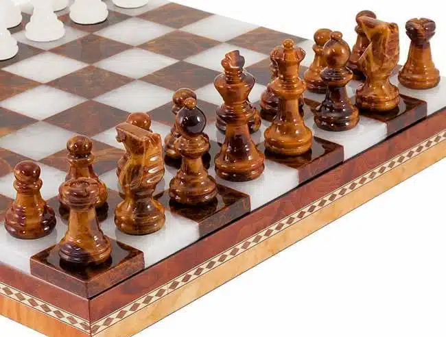 Pièces marron en marbre alignées en détail sur le coffret échiquier