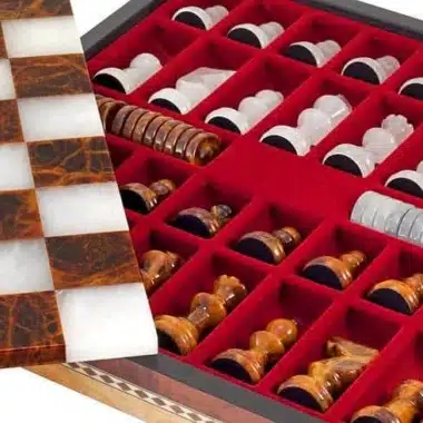 Coffret de rangement ouvert montrant les pièces en marbre dans leurs cases rouges
