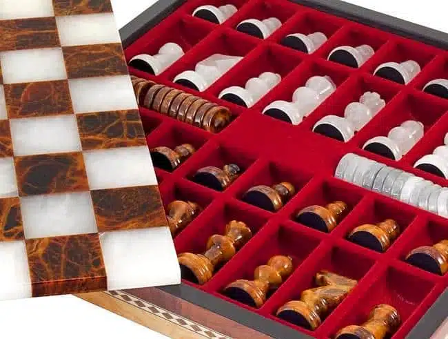 Coffret de rangement ouvert montrant les pièces en marbre dans leurs cases rouges