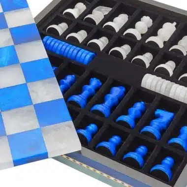 Ensemble Bleu et Blanc Echiquier et Jeu d'Echecs en Marbre Antique avec Coffre de Rangement – Image 5