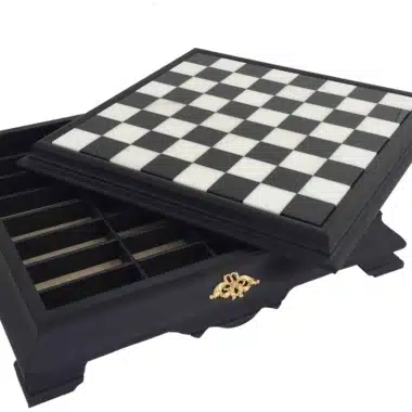 Ensemble Art Deco Luxe Echiquier Sur Pied Noir et Blanc en Bois et Plateau de Jeu en Marbre de Carrare avec Rangement et Jeu D'Echecs Noir et Blanc Or 24 carats – Image 8