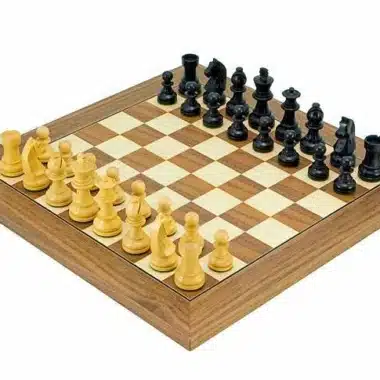 Ensemble complet échiquier en noyer et jeu d'échecs en buis ébonisé, vue d'ensemble