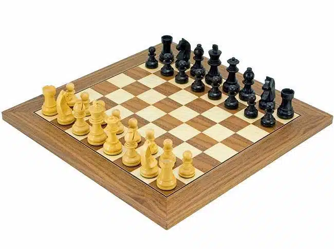 Ensemble complet échiquier en noyer et jeu d'échecs en buis ébonisé, vue d'ensemble