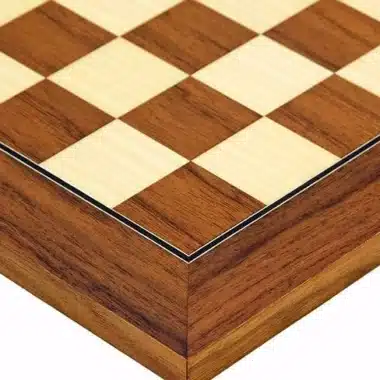 Échiquier en bois de noyer, détail du coin aux cases marquetées