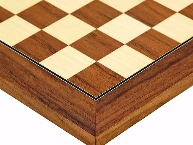 Échiquier en bois de noyer, détail du coin aux cases marquetées