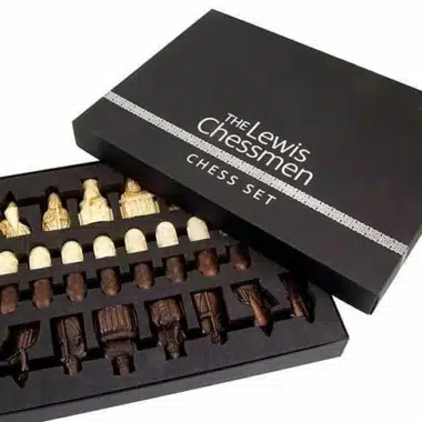 Coffret Ile de Lewis ouvert montrant les pièces en résine rangées dans leur mousse
