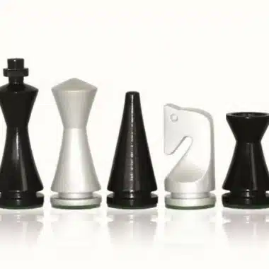 Ensemble Pyramide Moderne Blanc Echiquier en Bois Massif Laqué  Blanc & Jeu d'Echecs en Bois Laqué Noir et Blanc – Image 8