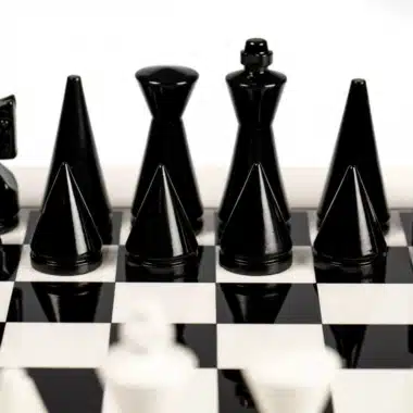 Ensemble Pyramide Moderne Blanc Echiquier en Bois Massif Laqué  Blanc & Jeu d'Echecs en Bois Laqué Noir et Blanc – Image 6