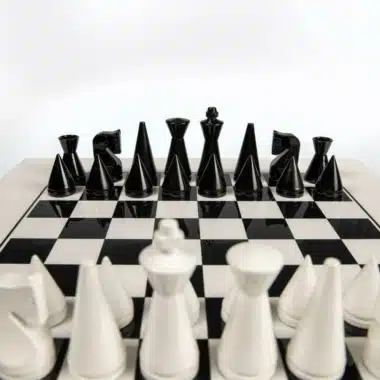 Ensemble Pyramide Moderne Blanc Echiquier en Bois Massif Laqué  Blanc & Jeu d'Echecs en Bois Laqué Noir et Blanc – Image 5