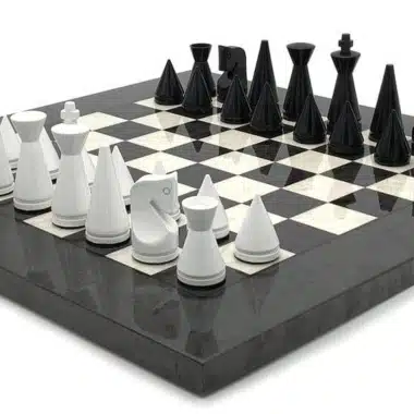 Ensemble Pyramide Moderne Gris Echiquier en Bois de Bruyère et d'Erable & Jeu d'Echecs en Bois Laqué Noir et Blanc