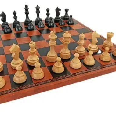Ensemble Jeu d'Échecs Débutant III disposé sur l'échiquier en similicuir