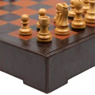Coin en cuir de l'échiquier avec pièces en bois de rose doré disposées