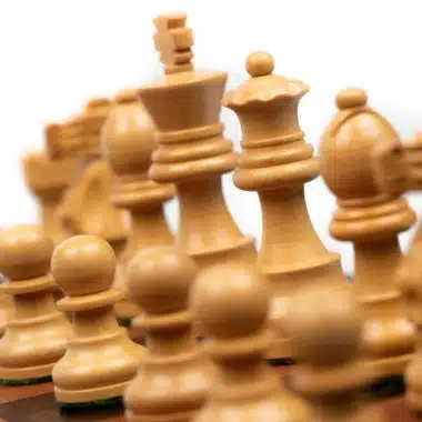 Dame et pions clairs en bois mis en valeur en gros plan