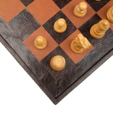 Détail des cases en cuir marron et orange avec pions en bois clair