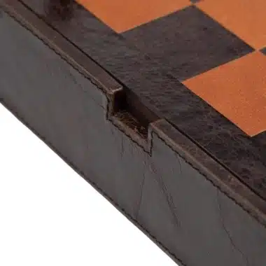 Angle du coffret en cuir refermé, charnière et coutures visibles