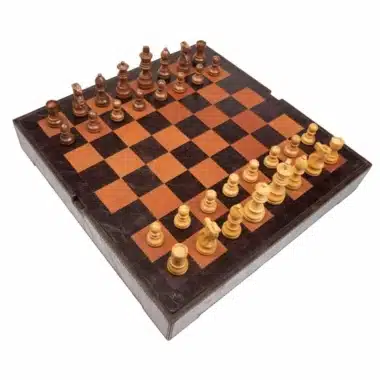 Échiquier en cuir et jeu d'échecs en bois de rose doré, vue en angle diagonal