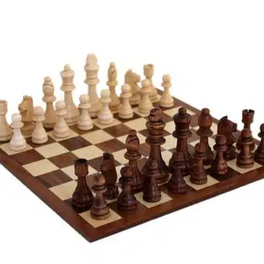 Ensemble complet des pièces d'échecs en bois disposées pour une partie