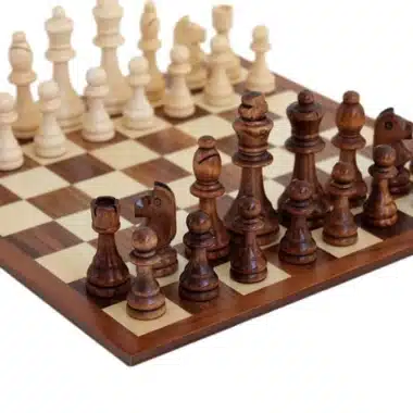 Ensemble jeu d'échecs débutant en bois sur échiquier noyer et érable