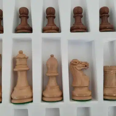 Pièces claires du jeu Staunton Printemps rangées dans leur coffret, détail rapproché