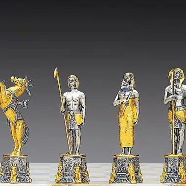 Ensemble "Ancienne Egypte" Table d'Echiquier et Jeu d'Echecs en Bronze, Onyx et Or 24 Carats