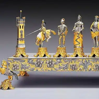 Détail des pièces en bronze doré représentant chevalier, soldats et dame sur l'échiquier