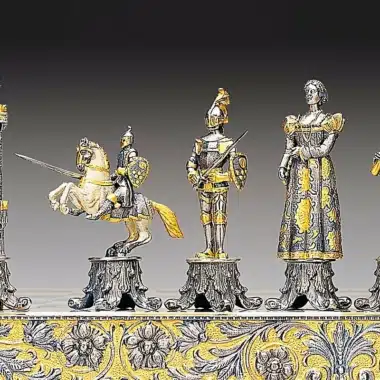 Rangée de pièces en bronze et or représentant cavalier, soldats en armure et dame