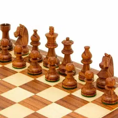 Ensemble "Knight Academy" Echiquier en Bois de Noyer et d'Erable & Jeu d'Echecs en Bois de Rose