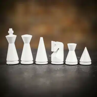Ensemble Pyramide Moderne Blanc Echiquier en Bois Massif Laqué  Blanc & Jeu d'Echecs en Bois Laqué Noir et Blanc – Image 11