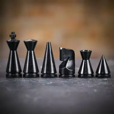 Ensemble Pyramide Moderne Blanc Echiquier en Bois Massif Laqué  Blanc & Jeu d'Echecs en Bois Laqué Noir et Blanc – Image 10