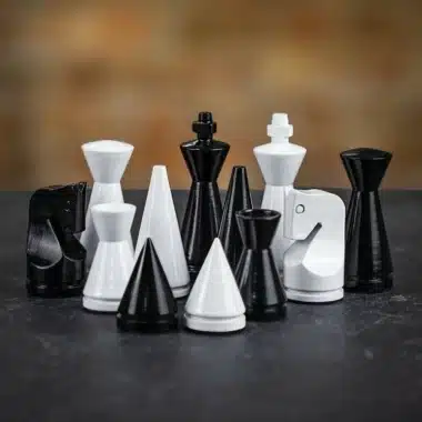 Ensemble Pyramide Moderne Blanc Echiquier en Bois Massif Laqué  Blanc & Jeu d'Echecs en Bois Laqué Noir et Blanc – Image 9