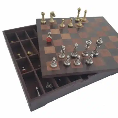 Coffret ouvert avec compartiments de rangement et échiquier déplié posé dessus