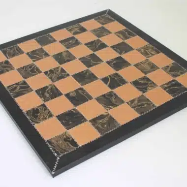 Échiquier en cuir aux cases marron et motif marbré noir et or