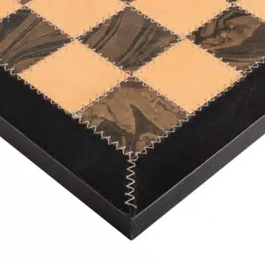 Échiquier en cuir véritable, détail du coin cousu beige et noir doré
