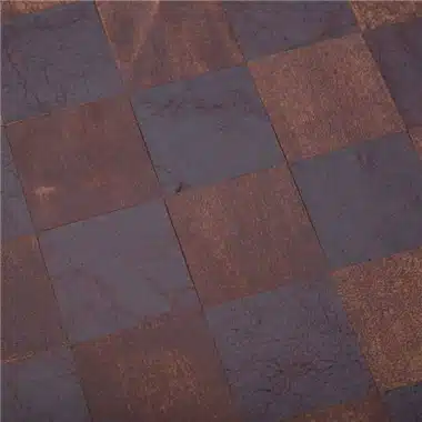 Échiquier en cuir véritable, gros plan sur les cases marron et brun foncé