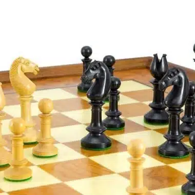 Détail des cavaliers et pions noirs et clairs face à face sur l'échiquier