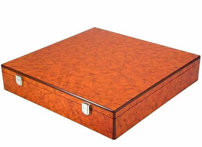 Mallette de rangement en bois loupe fermée, vue d'ensemble avec fermoir