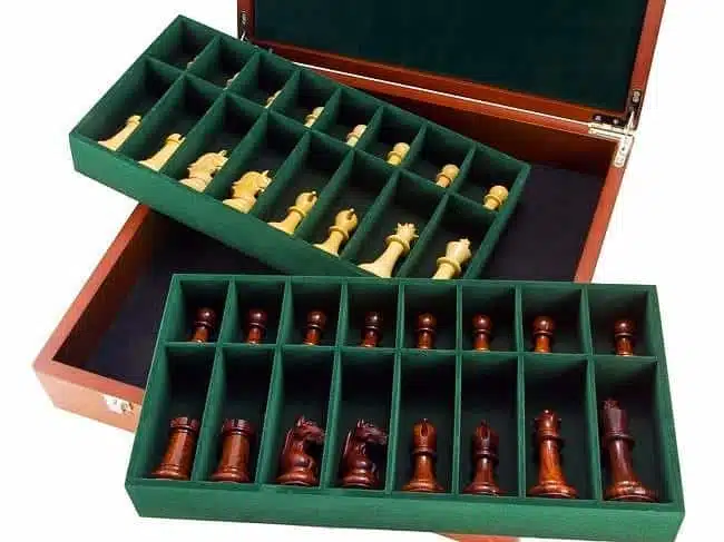Pièces d'échecs en bois rangées dans les plateaux de la mallette