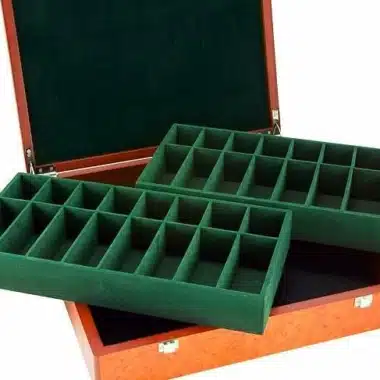 Mallette avec deux plateaux amovibles en feutrine verte sortis