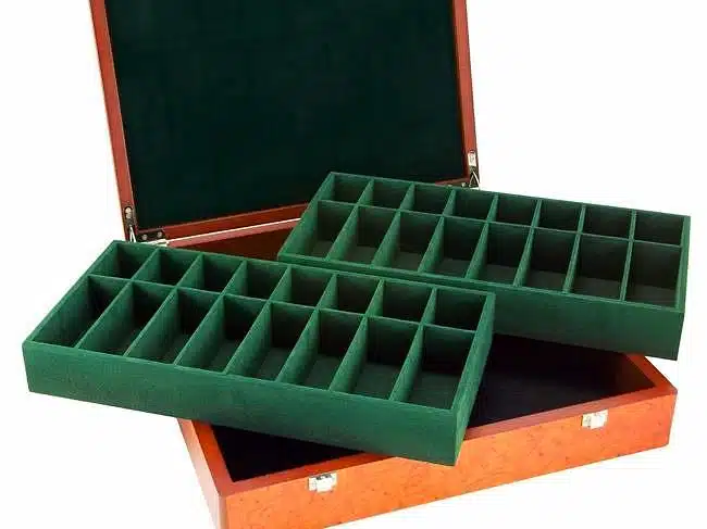 Mallette avec deux plateaux amovibles en feutrine verte sortis
