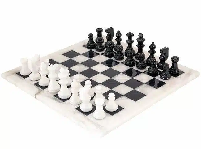 Ensemble "Blanc et Noir" Echiquier et Jeu d'Echecs en Albâtre de Volterra