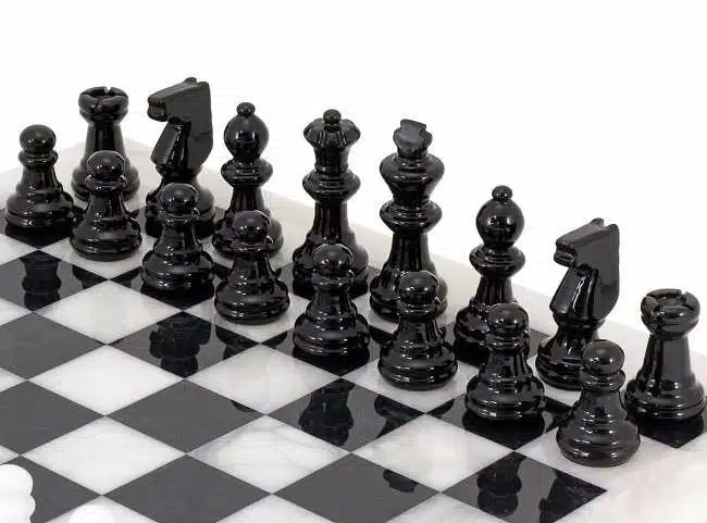 Ensemble "Blanc et Noir" Echiquier et Jeu d'Echecs en Albâtre de Volterra