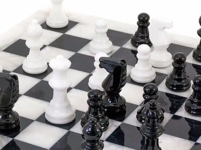 Ensemble "Blanc et Noir" Echiquier et Jeu d'Echecs en Albâtre de Volterra