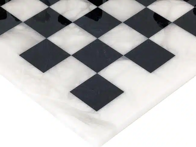 Ensemble "Blanc et Noir" Echiquier et Jeu d'Echecs en Albâtre de Volterra