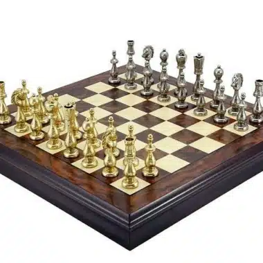 Ensemble Oriental Echiquier  en Bois de Noyer et d'Erable avec Compartiment de Rangement & Jeu d'Echecs en Laiton