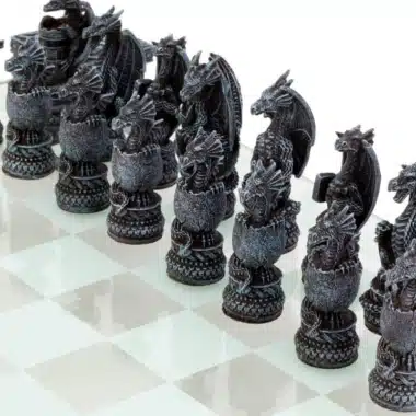 Ensemble Dragons II Echiquier en Verre et Jeu d'Echecs en Résine Peint – Image 3