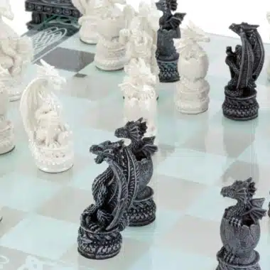 Ensemble Dragons II Echiquier en Verre et Jeu d'Echecs en Résine Peint – Image 2