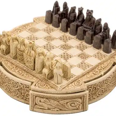 Ensemble de Voyage Ile de Lewis en résine, coffret rond ouvert avec pièces en jeu
