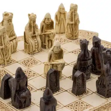 Pièces d'échecs Ile de Lewis en résine, vue rapprochée de l'échiquier en jeu